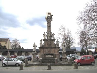 V?c, 2016. m?rcius 27.A Szenth?roms?g oszlop. A Piarista templommal szemben ?p?lt 1750-1755 k?z?tt. A homokko szoborcsoportot az 1740-41-es pestisj?rv?ny megszunt??rt emelt?k h?l?b?l.-stock-foto