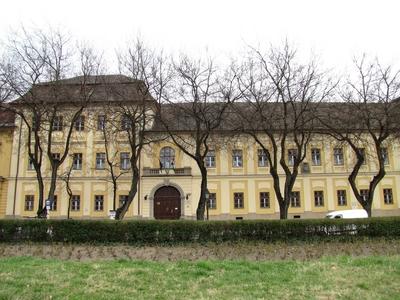 V?c, 2016. m?rcius 27.Az Apor Vilmos Katolikus F?iskola f?bej?rata az Apor Vilmos t?ren.-stock-foto