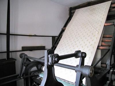 P?pa, 2014. m?jus 2.Az egykori Kluge k?kfest? ?zem egyik g?pe a m?zeumi ki?ll?t?son. Az ipari eml?m?v? nyilv?n?tott ?zem 1956-ig m?k?d?tt, ezut?n az ?p?letegy?ttes ?s az eg?sz berendez?s m?eml?ki v?delem al? ker?lt ?s 1962-ben mint m?zeum nyitotta meg kapuj?t a l?togat?k el?tt. 1983-ban, a Kluge c?g fenn?ll?s?nak 200. ?vfordul?ja alkalm?b?l az ?p?letet fel?j?tott?k.-stock-foto