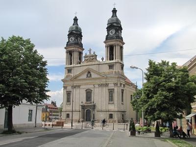 P?pa, 2014. m?jus 2.A p?pai Nagytemplom: Szent Istv?n v?rtan? ?l?b?niatemplom, a F? t?ren. A jelenlegi templomot 1774-ben gr?f Esterh?zy K?roly egri p?sp?k, p?pai f?ldes?r k?lts?g?n kezdt?k el ?p?teni, Fellner Jakab uradalmi ?p?t?sz ?ltal k?sz?tett tervek alapj?n, az ? hal?la ut?na a megkezdett munk?t Grossmann J?zsef vezette. A templom 15 ?v alatt ?p?lt fel. A v?gleges d?sz?t?sek elk?sz?lte ut?n, 1795. m?jus 3-?n szentelte fel Pierer J?zsef tinini p?sp?k.-stock-foto