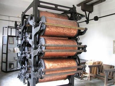 P?pa, 2014. m?jus 2.Az egykori Kluge k?kfest? ?zem m?ngrol? hengerei a m?zeumi ki?ll?t?son. Az ipari eml?m?v? nyilv?n?tott ?zem 1956-ig m?k?d?tt, ezut?n az ?p?letegy?ttes ?s az eg?sz berendez?s m?eml?ki v?delem al? ker?lt ?s 1962-ben mint m?zeum nyitotta meg kapuj?t a l?togat?k el?tt. 1983-ban, a Kluge c?g fenn?ll?s?nak 200. ?vfordul?ja alkalm?b?l az ?p?letet fel?j?tott?k.-stock-foto