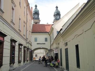 P?pa, 2014. m?jus 2.A Kossuth Lajos utca ?s a Nagytemplom tornya. El?t?rben cukr?szda terasza.-stock-photo