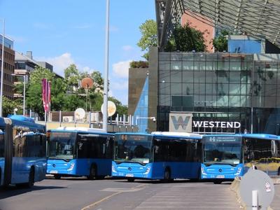 4-6 tram replacement buses at Westend - Budapest-stock-foto