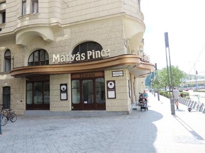 The closed premises of the once world-famous Mátyás Pince restaurat - Budapest-stock-foto