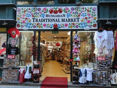 Budapest - Shop of Hungarian folk art and tourist souvenir-stock-foto