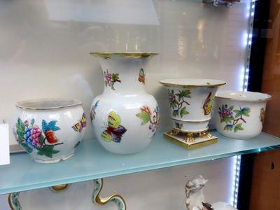 Herend porcelain in the window of a shop on Váci Street in Budapest-stock-foto