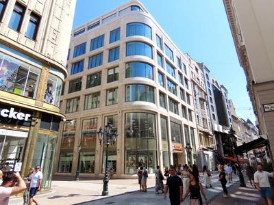 Budapest - Tourists walking in Váci Street-stock-foto