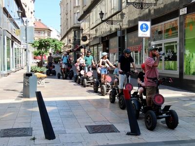 Tourists going sightseeing in Budapes - Motorized tourism-stock-foto