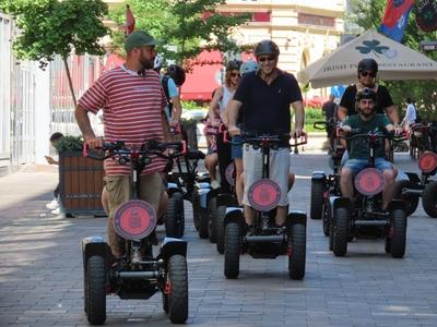 Tourists going sightseeing in Budapest - Motorized tourism-stock-foto