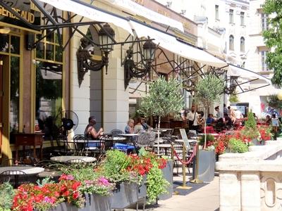 Budapest - Summer - The terrace of the downtown Gerbaud café on Vörösmarty square-stock-foto