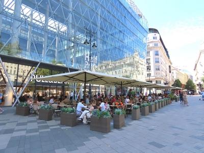 Budapest - Guests on the terrace of a restaurant on Vörösmarty square.-stock-foto