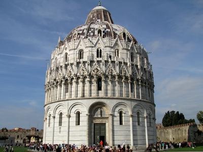 The baptismal chapel in Pisa's Square of Miracles  - Italy-stock-foto