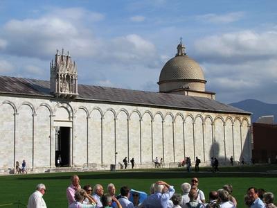 Tourists atthe Pisa Camposanto (cemetery) in the Square of Miracles - Italy-stock-foto