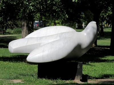 Budapest, 18 July 2017White dove statue to the Memory of the Hungarian Revolution of 1956Az 1956-os forradalom eml?k?re ?ll?tott szabads?g sz?rnyal? madara c. szobor. Szmrecs?nyi Boldizs?r 2016-ban k?sz?lt alkot?sa.-stock-foto