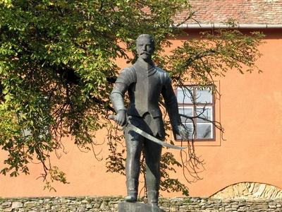 K?szeg (Hungary), 13 September 2016.Statue of Jurisics Mikl?s, heroe of the sige of K?szeg against the Turcs in 1532.Jurisics Mikl?s horv?t f?nemes, a t?r?k?k ostroma (1532) k?szegi h?s?nek szobra a v?r udvar?ban. Mikus S?ndor 1963-ban k?sz?lt alkot?sa.-stock-foto