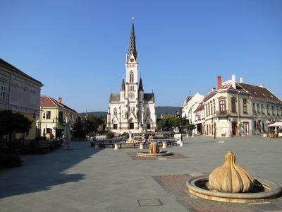 K?szeg (Hungary), 13 September 2016.Main Square with the Heart of Jesus Church in the Historical Hungarian City of K?szeg. A J?zus sz?ve pl?b?niatemplom a F? t?r f?l?tt. A historiz?l? neog?t ?p?let  a b?csi Ludwig Sch?ne tervei alapj?n l?tes?lt a XIX. sz. v?g?n. Tornya 57 m magas.-stock-foto