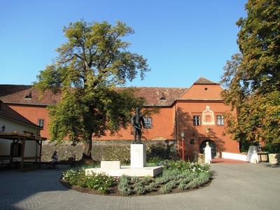 K?szeg (Hungary), 13 September 2016.The 16th Century Jurisics Castle, historical fortress against the Turc invasion of Hungary.A k?szegi Jurisics v?r. Eredetije a XVI. sz-ban ?p?lt. Jurisics Mikl?s horv?t f?nemesr?l, a t?r?k?k k?szegi ostrom?nak (1532) h?s?r?l kapta nev?t.-stock-foto