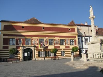 K?szeg (Hungary), 13 September 2016.The City Hall of K?szeg. A v?rosh?za a Jurisics t?ren.-stock-foto