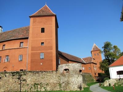 K?szeg (Hungary), 13 September 2016.The 16th Century Jurisics Castle, historical fortress against the Turc invasion of Hungary.A k?szegi Jurisics v?r. Eredetije a XVI. sz-ban ?p?lt. Jurisics Mikl?s horv?t f?nemesr?l, a t?r?k?k k?szegi ostrom?nak (1532) h?s?r?l kapta nev?t.-stock-foto