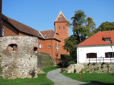 K?szeg (Hungary), 13 September 2016.The 16th Century Jurisics Castle, historical fortress against the Turc invasion of Hungary.A k?szegi Jurisics v?r. Eredetije a XVI. sz-ban ?p?lt. Jurisics Mikl?s horv?t f?nemesr?l, a t?r?k?k k?szegi ostrom?nak (1532) h?s?r?l kapta nev?t.-stock-foto