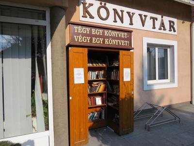 Dunaharaszti, 5 February 2018The City Library with an Exchange Bokk extension. "Buy a book, leave a book"A v?rosk?nyvt?r a D?zsa Gy?rgy utc?ban.k?nyvcsere szekr?nnyel el?tte: "V?gy egy k?nyvet, t?gy egy k?nyvet".-stock-foto