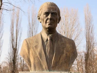 Dunaharaszti, 5 February 2018Bust of painter, art historian, orientalist, astrologer, writer, translator in the square named after him.Baktay Ervin (1890-1963) fest?m?v?sz, m?v?szett?rt?n?sz, orientalista, asztrol?gus, ?r?, m?ford?t? mellszobra a r?la elnevezett t?ren. Domonkos B?la 2006-ban k?sz?lt alkot?sa.-stock-foto