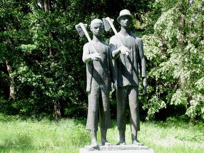 Somogyv?r, 2012. m?jus 6.A Kap?s fi?k nev? szobor a Sz?chenyi kast?ly parkj?ban. Martsa Istv?n 1961-ben k?sz?lt alkot?sa.-stock-foto