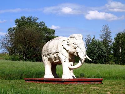 Somogyv?mos, 2012. m?jus 6.A Krisna v?lgyi indiai kultur?lis k?zpont ?s biofarm egyik  elef?nt szobra. A Magyar Krisna tudat? H?v?k K?z?ss?ge hindu hagyom?nyok szerint alak?totta ki a telepet. Tan?t?saik az emberi b?lkcsess?g ?si szent k?nyvein, a V?d?kon alapulnak. F?ldjeiken biogazd?lkod?st folytatnak.-stock-foto