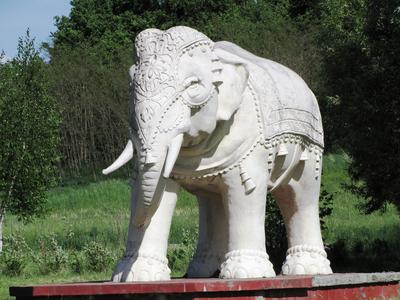 Somogyv?mos, 2012. m?jus 6.A Krisna v?lgyi indiai kultur?lis k?zpont ?s biofarm egyik  elef?nt szobra. A Magyar Krisna tudat? H?v?k K?z?ss?ge hindu hagyom?nyok szerint alak?totta ki a telepet. Tan?t?saik az emberi b?lkcsess?g ?si szent k?nyvein, a V?d?kon alapulnak. F?ldjeiken biogazd?lkod?st folytatnak.-stock-foto