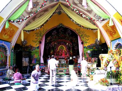 Somogyv?mos, 2012. m?jus 6.A Krisna v?lgyi indiai kultur?lis k?zpont ?s biofarm szent?lye im?dkoz? h?v?kkel ?s turist?kkal. A Magyar Krisna tudat? H?v?k K?z?ss?ge hindu hagyom?nyok szerint alak?totta ki a telepet. Tan?t?saik az emberi b?lkcsess?g ?si szent k?nyvein, a V?d?kon alapulnak. F?ldjeiken biogazd?lkod?st folytatnak.-stock-foto