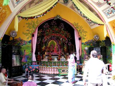 Somogyv?mos, 2012. m?jus 6.A Krisna v?lgyi indiai kultur?lis k?zpont ?s biofarm szent?lye. A Magyar Krisna tudat? H?v?k K?z?ss?ge hindu hagyom?nyok szerint alak?totta ki a telepet. Tan?t?saik az emberi b?lkcsess?g ?si szent k?nyvein, a V?d?kon alapulnak. F?ldjeiken biogazd?lkod?st folytatnak.-stock-foto