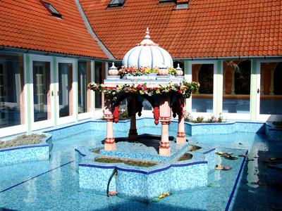 Somogyv?mos, 2012. m?jus 6.A Krisna v?lgyi indiai kultur?lis k?zpont ?s biofarm k?zponti ?p?let?nek bels? udvara ?s medenc?je. A Magyar Krisna tudat? H?v?k K?z?ss?ge hindu hagyom?nyok szerint alak?totta ki a telepet. Tan?t?saik az emberi b?lkcsess?g ?si szent k?nyvein, a V?d?kon alapulnak. F?ldjeiken biogazd?lkod?st folytatnak.-stock-foto