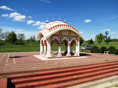 Somogyv?mos, 2012. m?jus 6.A Sr?la Prabhup?da eml?km? a Krisna v?lgyi indiai kultur?lis k?zpont ?s biofarm ter?let?n. A Magyar Krisna tudat? H?v?k K?z?ss?ge hindu hagyom?nyok szerint alak?totta ki a telepet. Tan?t?saik az emberi b?lkcsess?g ?si szent k?nyvein, a V?d?kon alapulnak. F?ldjeiken biogazd?lkod?st folytatnak.-stock-foto