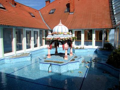 Somogyv?mos, 2012. m?jus 6.A Krisna v?lgyi indiai kultur?lis k?zpont ?s biofarm k?zponti ?p?let?nek bels? udvara ?s medenc?je. A Magyar Krisna tudat? H?v?k K?z?ss?ge hindu hagyom?nyok szerint alak?totta ki a telepet. Tan?t?saik az emberi b?lkcsess?g ?si szent k?nyvein, a V?d?kon alapulnak. F?ldjeiken biogazd?lkod?st folytatnak.-stock-foto