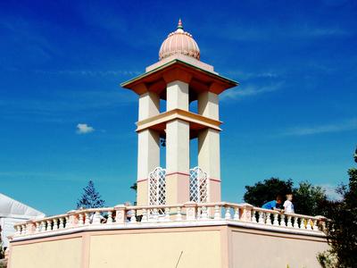 Somogyv?mos, 2012. m?jus 6.A Krisna v?lgyi indiai kultur?lis k?zpont ?s biofarm k?zponti harangtornya. A Magyar Krisna tudat? H?v?k K?z?ss?ge hindu hagyom?nyok szerint alak?totta ki a telepet. Tan?t?saik az emberi b?lkcsess?g ?si szent k?nyvein, a V?d?kon alapulnak. F?ldjeiken biogazd?lkod?st folytatnak.-stock-foto