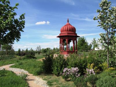 Somogyv?mos, 2012. m?jus 6.A Krisna v?lgyi indiai kultur?lis k?zpont ?s biofarm egyik pavilonja vir?gokkal.  A Magyar Krisna tudat? H?v?k K?z?ss?ge hindu hagyom?nyok szerint alak?totta ki a telepet. Tan?t?saik az emberi b?lkcsess?g ?si szent k?nyvein, a V?d?kon alapulnak. F?ldjeiken biogazd?lkod?st folytatnak.-stock-foto