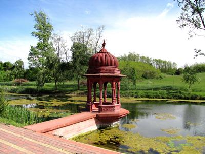 Somogyv?mos, 2012. m?jus 6.Pavilon ?s halast? a Krisna v?lgyi indiai kultur?lis k?zpont ?s biofarm ter?let?n. A Magyar Krisna tudat? H?v?k K?z?ss?ge hindu hagyom?nyok szerint alak?totta ki a telepet. Tan?t?saik az emberi b?lkcsess?g ?si szent k?nyvein, a V?d?kon alapulnak. F?ldjeiken biogazd?lkod?st folytatnak.-stock-foto