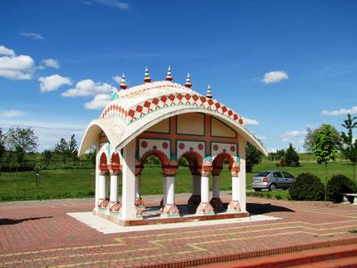 Somogyv?mos, 2012. m?jus 6.A Sr?la Prabhup?da eml?km? a Krisna v?lgyi indiai kultur?lis k?zpont ?s biofarm ter?let?n. A Magyar Krisna tudat? H?v?k K?z?ss?ge hindu hagyom?nyok szerint alak?totta ki a telepet. Tan?t?saik az emberi b?lkcsess?g ?si szent k?nyvein, a V?d?kon alapulnak. F?ldjeiken biogazd?lkod?st folytatnak.-stock-foto