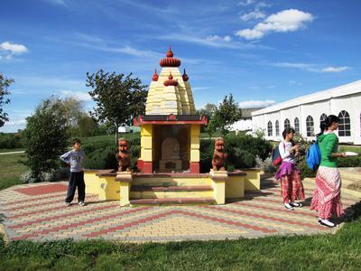 Somogyv?mos, 2012. m?jus 6.A Krisna v?lgyi indiai kultur?lis k?zpont ?s biofarm kistemploma. A Magyar Krisna tudat? H?v?k K?z?ss?ge hindu hagyom?nyok szerint alak?totta ki a telepet. Tan?t?saik az emberi b?lkcsess?g ?si szent k?nyvein, a V?d?kon alapulnak. F?ldjeiken biogazd?lkod?st folytatnak.-stock-foto