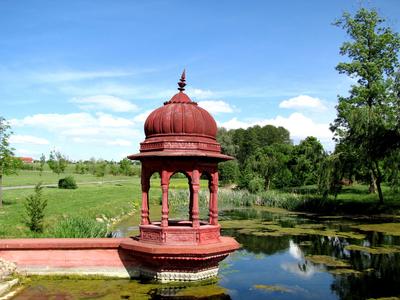 Somogyv?mos, 2012. m?jus 6.Pavilon ?s halas t? a Krisna v?lgyi indiai kultur?lis k?zpont ?s biofarm ter?let?n. A Magyar Krisna tudat? H?v?k K?z?ss?ge hindu hagyom?nyok szerint alak?totta ki a telepet. Tan?t?saik az emberi b?lkcsess?g ?si szent k?nyvein, a V?d?kon alapulnak. F?ldjeiken biogazd?lkod?st folytatnak.-stock-foto