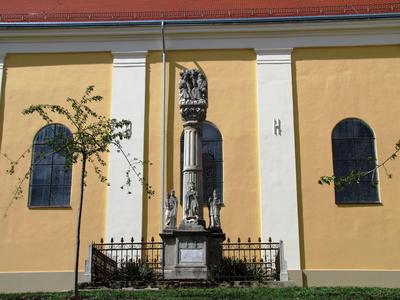 Somogyv?r, 2012. m?jus 6.A Szenth?roms?g szobor 1899-b?l. A B?nb?n? Szent M?ria Magdolna templom mellett ?ll.-stock-foto