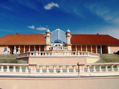 Somogyv?mos, 2012. m?jus 6.A Krisna v?lgyi indiai kultur?lis k?zpont ?s biofarm k?zponti ?p?lete ?s szent?lye. A Magyar Krisna tudat? H?v?k K?z?ss?ge hindu hagyom?nyok szerint alak?totta ki a telepet. Tan?t?saik az emberi b?lkcsess?g ?si szent k?nyvein, a V?d?kon alapulnak. F?ldjeiken biogazd?lkod?st folytatnak.-stock-foto