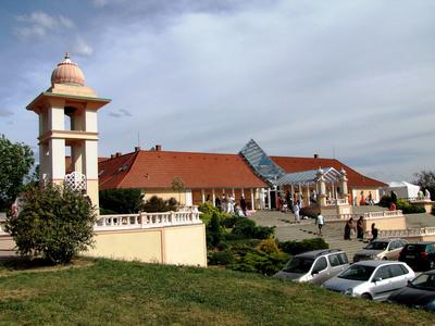 Somogyv?mos, 2012. m?jus 6.A Krisna v?lgyi indiai kultur?lis k?zpont ?s biofarm harangtornya ?s k?zponti ?p?lete (szent?lye) h?v?kkel ?s turist?kkal. A Magyar Krisna tudat? H?v?k K?z?ss?ge hindu hagyom?nyok szerint alak?totta ki a telepet. Tan?t?saik az emberi b?lkcsess?g ?si szent k?nyvein, a V?d?kon alapulnak. F?ldjeiken biogazd?lkod?st folytatnak.-stock-foto