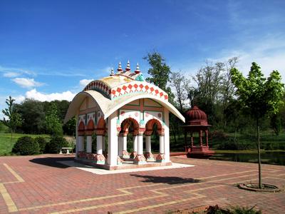 Somogyv?mos, 2012. m?jus 6.A Sr?la Prabhup?da eml?km? a Krisna v?lgyi indiai kultur?lis k?zpont ?s biofarm ter?let?n. A Magyar Krisna tudat? H?v?k K?z?ss?ge hindu hagyom?nyok szerint alak?totta ki a telepet. Tan?t?saik az emberi b?lkcsess?g ?si szent k?nyvein, a V?d?kon alapulnak. F?ldjeiken biogazd?lkod?st folytatnak.-stock-foto