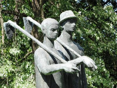 Somogyv?r, 2012. m?jus 6.A Kap?s fi?k nev? szobor a Sz?chenyi kast?ly parkj?ban. Martsa Istv?n 1961-ben k?sz?lt alkot?sa.-stock-foto