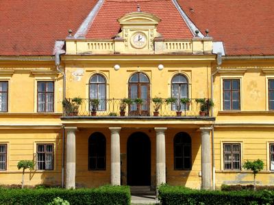 Somogyv?r, 2012. m?jus 6.A Sz?chenyi kast?ly f??p?let?nek k?zponti r?sze. A XIX. sz. m?sodik fel?ben ?p?lt eklektikus st?lusban. Jelenleg gy?gypedag?giai int?zet. Parkja v?dett. A parkban tal?lhat? a Sz?chenyi csal?d mauz?leuma.-stock-foto