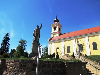 Somogyv?r, 2012. m?jus 6.A B?nb?n? Szent M?ria Magdolna templom. 1830-ban ?p?lt. Orgon?ja orsz?gosan is egyed?l ?ll? m? (k?t manu?los, 16 regiszteres K?nig-orgona). A templom alatt az I. vil?gh?bor?s eml?km?. Sikl?dy L?rinc 1927-b?l sz?rmaz? alkot?sa.-stock-foto