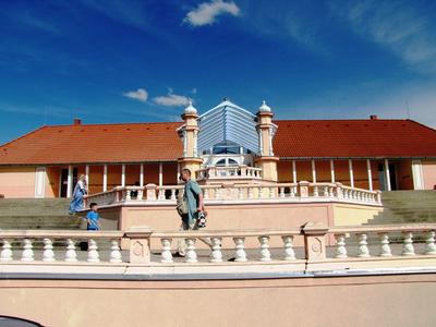 Somogyv?mos, 2012. m?jus 6.A Krisna v?lgyi indiai kultur?lis k?zpont ?s biofarm k?zponti ?p?lete ?s szent?lye. A Magyar Krisna tudat? H?v?k K?z?ss?ge hindu hagyom?nyok szerint alak?totta ki a telepet. Tan?t?saik az emberi b?lkcsess?g ?si szent k?nyvein, a V?d?kon alapulnak. F?ldjeiken biogazd?lkod?st folytatnak.-stock-foto