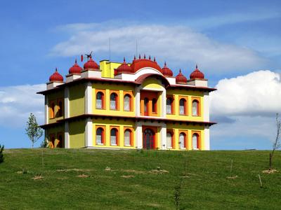 Somogyv?mos, 2012. m?jus 6.Az iskola ?p?lete a Krisna v?lgyi indiai kultur?lis k?zpont ?s biofarm ter?let?n. A Magyar Krisna tudat? H?v?k K?z?ss?ge hindu hagyom?nyok szerint alak?totta ki a telepet. Tan?t?saik az emberi b?lkcsess?g ?si szent k?nyvein, a V?d?kon alapulnak. F?ldjeiken biogazd?lkod?st folytatnak.-stock-foto