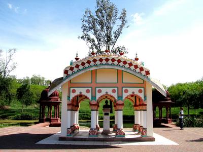 Somogyv?mos, 2012. m?jus 6.A Sr?la Prabhup?da eml?km? a Krisna v?lgyi indiai kultur?lis k?zpont ?s biofarm ter?let?n. A Magyar Krisna tudat? H?v?k K?z?ss?ge hindu hagyom?nyok szerint alak?totta ki a telepet. Tan?t?saik az emberi b?lkcsess?g ?si szent k?nyvein, a V?d?kon alapulnak. F?ldjeiken biogazd?lkod?st folytatnak.-stock-foto